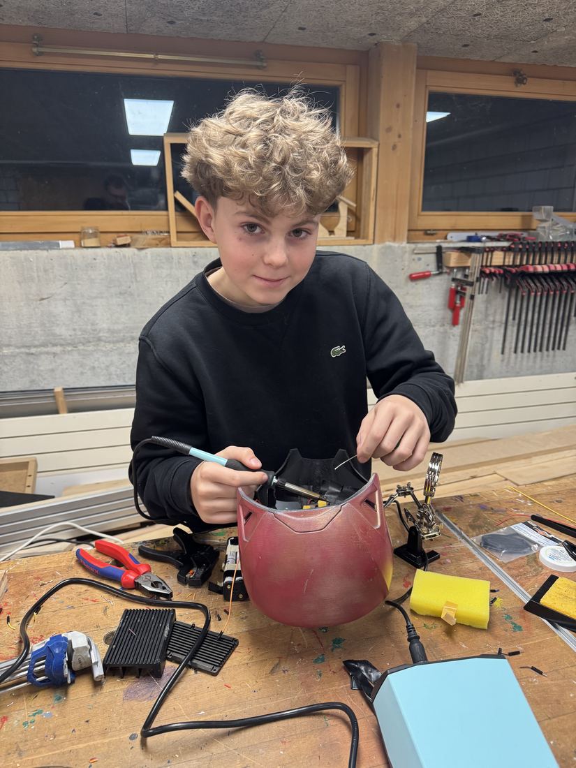 Rouven beim Löten an der Helm-Elektronik