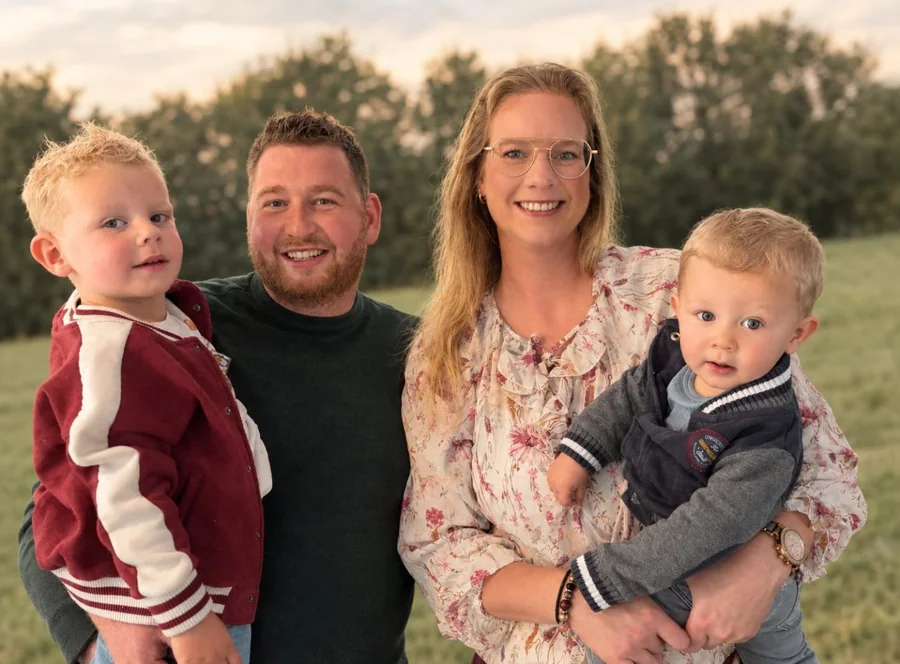 Marissa und Valentijn mit ihren Kindern auf der Weide